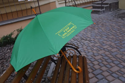 Зонт с нанесением — престижный подарок для солидных людей